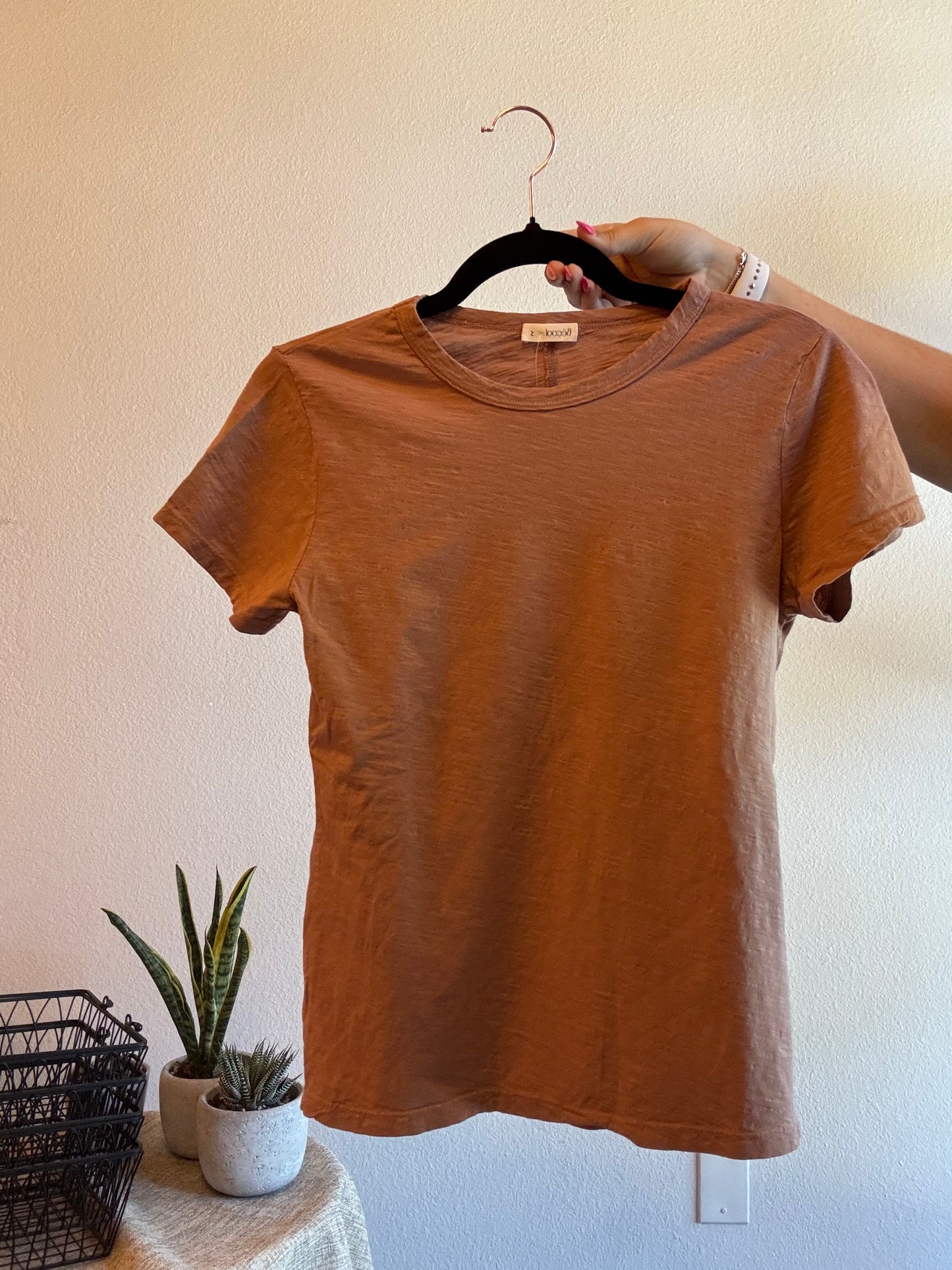 khaki colored round neck shirt