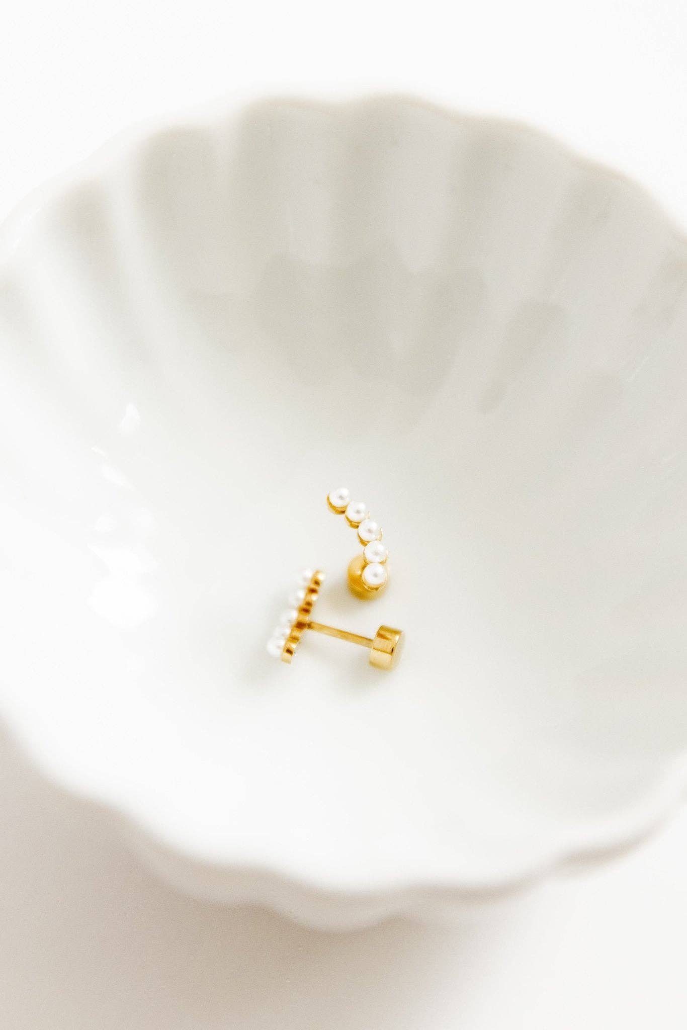 Screwback Stud Earrings - Abigail - Pearl